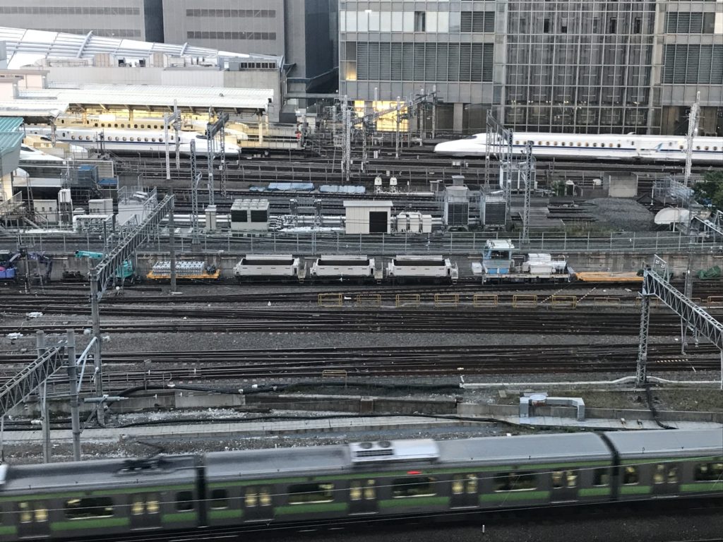KITTE屋上庭園から東京駅内の線路を眺める