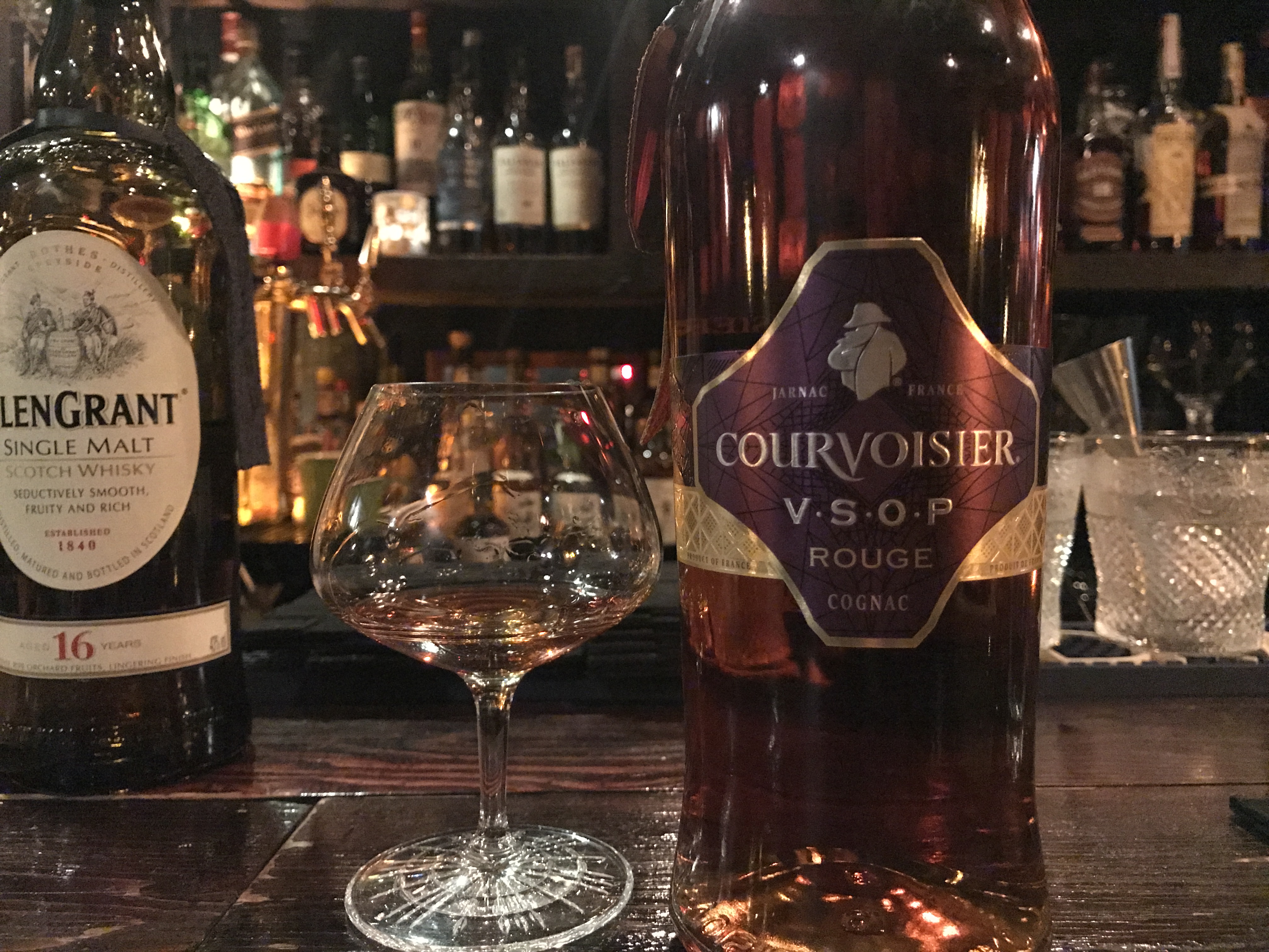 コニャック「クルボアジェ V.S.O.P. ルージュ」をキープ。 - 酒