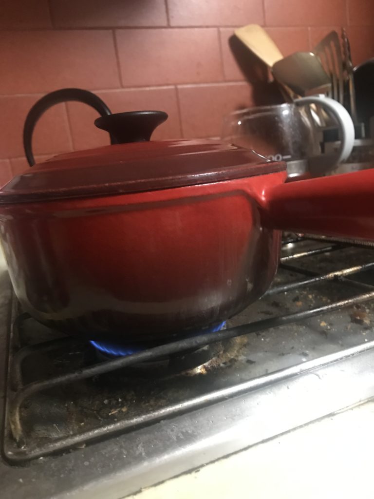 ごはんを鍋で炊く