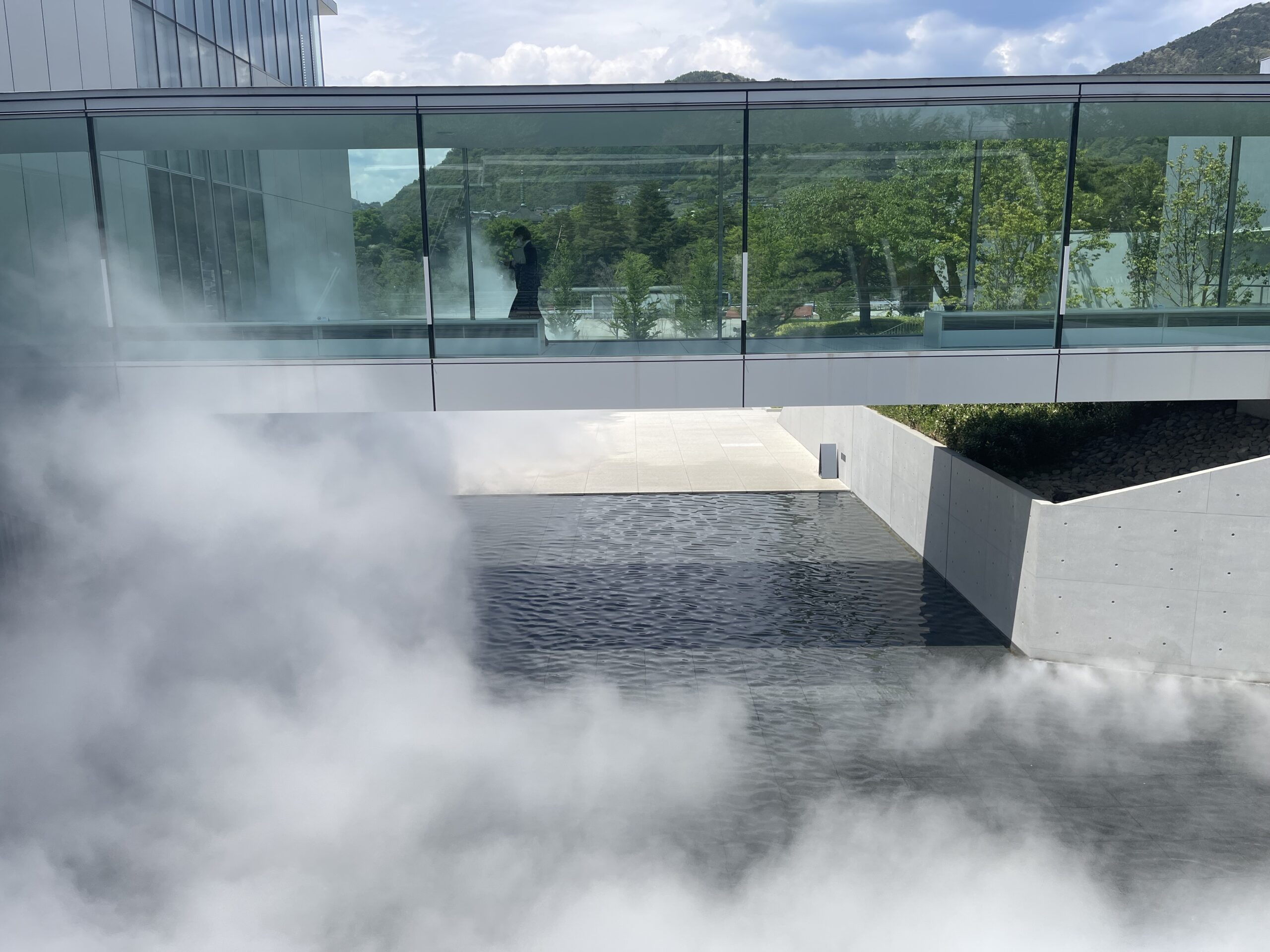 長野県立美術館『霧の彫刻』は、白い世界と清涼感のある屋外展示