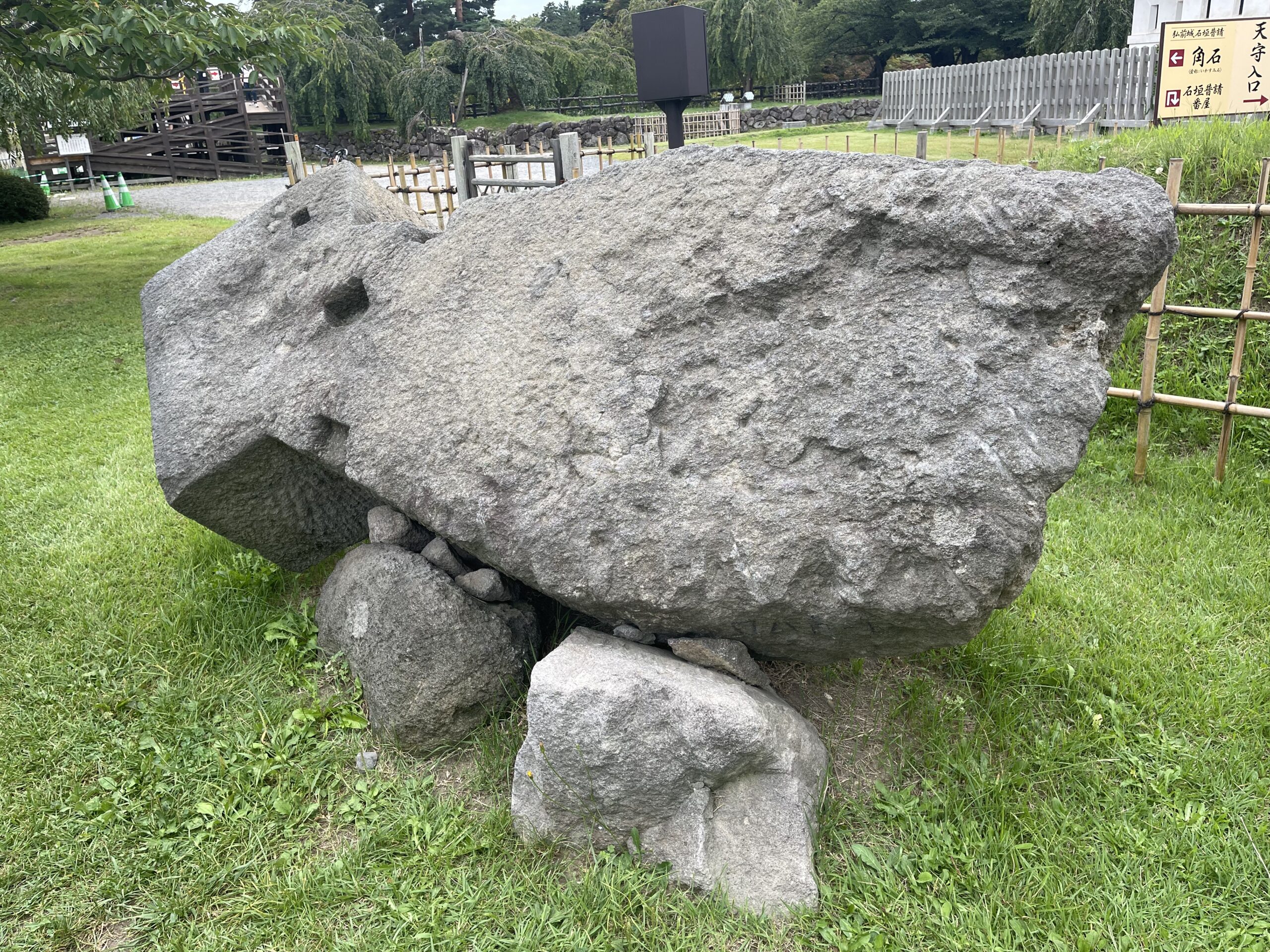 大正期の石垣に再利用された弘前城築城時の築石のひとつ