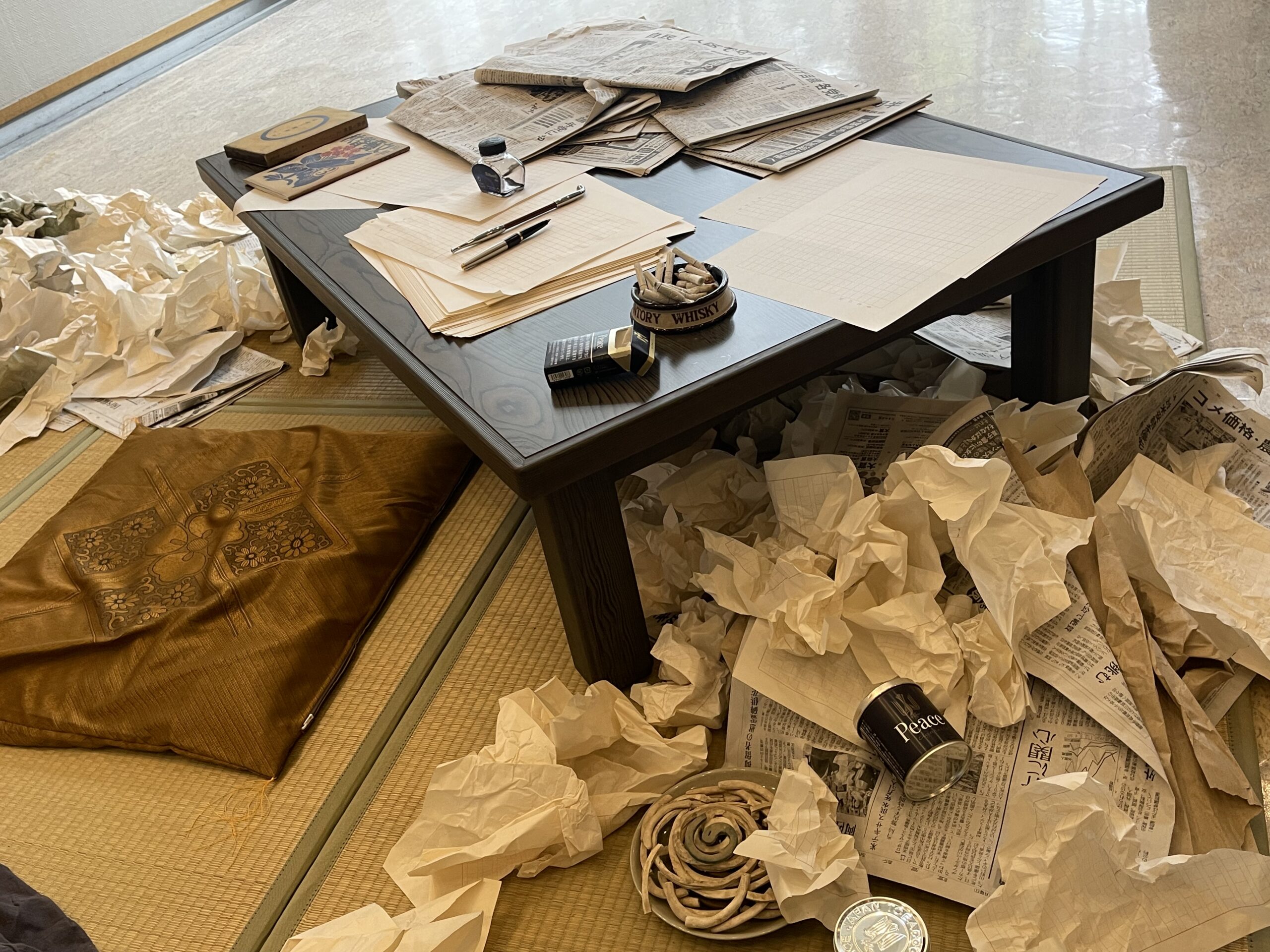 神奈川近代文学館「坂口安吾展」での安吾の机再現